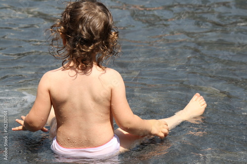Italy, Milan, water games in a fountain of a little girl Poster Mural XXL