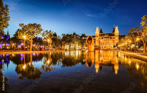 amsterdam-w-letnia-noc-slynny-narodowy-rijksmuseum