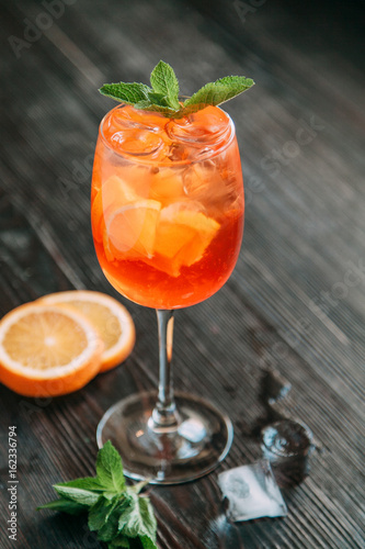 drink-w-kieliszku-z-mieta-w-kolorze-pomaranczowym
