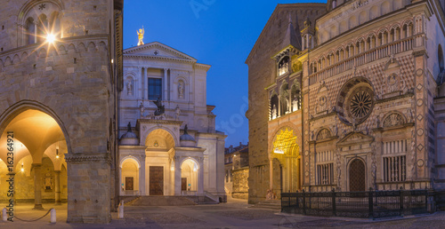 фотографія  Bergamo - Colleoni chapel, Duomo and cathedral Santa Maria Maggiore in upper town at dusk