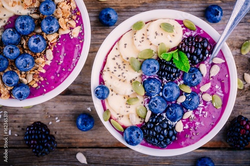Doppelrollo mit Motiv - Smoothie bowl with fresh blackberries, blueberries, banana, sunflower seeds, pumpkin seeds, chia  seeds and coconut (von nblxer)