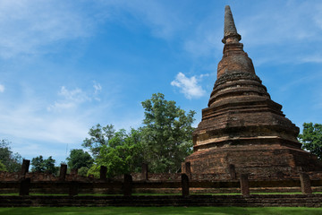 Wall Mural - Wat Phra That with Buddha Statues Historical Park in Kamphaeng Phet, Thailand (a part of the UNESCO World Heritage Site Historic Town of Sukhothai and Associated Historic Towns)