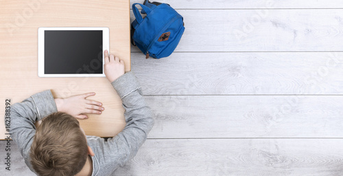 Fotografie, Obraz boy in classroom behind tablet pc header image