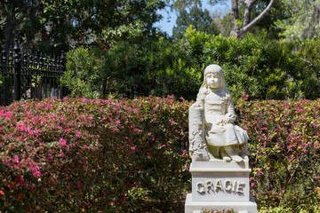 Wall Mural - Little Gracie Statue in Bonaventure Cemetery