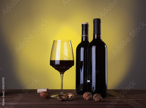 wloskie-wytrawne-czerwone-wino-na-tle-ciemnozoltej-sciany