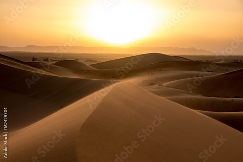 pustynia-sahara-na-tle-pieknego-pomaranczowego-nieba