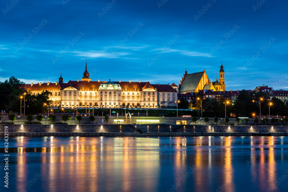 Night view of the Royal Castle and Vistula river in Warsaw, Poland - obrazy, fototapety, plakaty 
