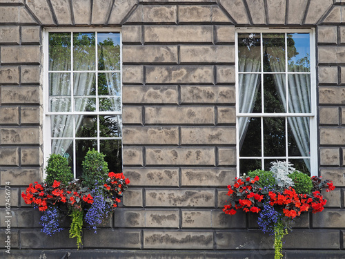 Plakat Stary kamienny dom z kolorowymi okno kwiatami, Edynburg