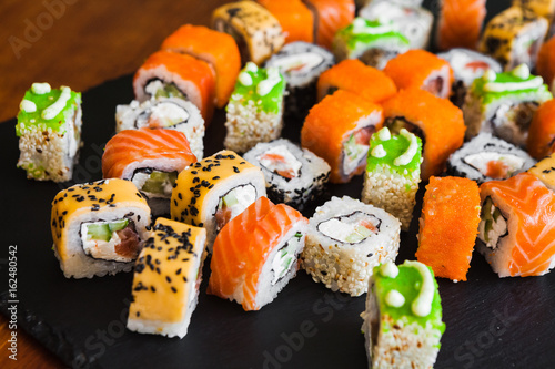 Cuadros en Lienzo Deliciosos rollos con pescado y queso