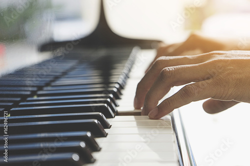 Fotografia  hands of a piano playing guy in a sensitive mood