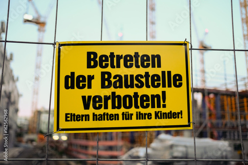 Fotografía  Betreten der Baustelle verboten - Eltern haften für ihre Kinder