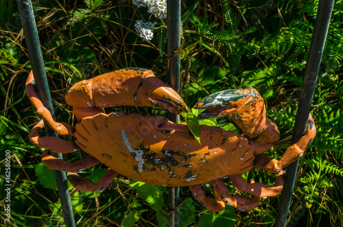 Fotografía metal ornament on a balustrade in a seaside village, symbolic in the shape of a