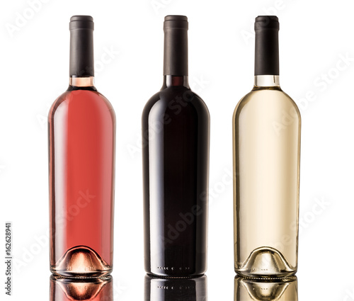 zestaw-butelek-bialego-rozowego-i-czerwonego-wina-na-bialym-tle