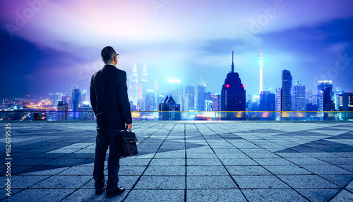 Businessman Looking And Thinking At Roof Top With Modern City Skyline Background Night Scene Kaufen Sie Dieses Foto Und Finden Sie Ahnliche Bilder Auf Adobe Stock Adobe Stock