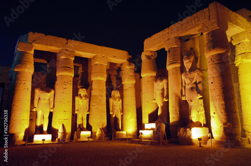 starozytna-egipska-swiatynia-karnak