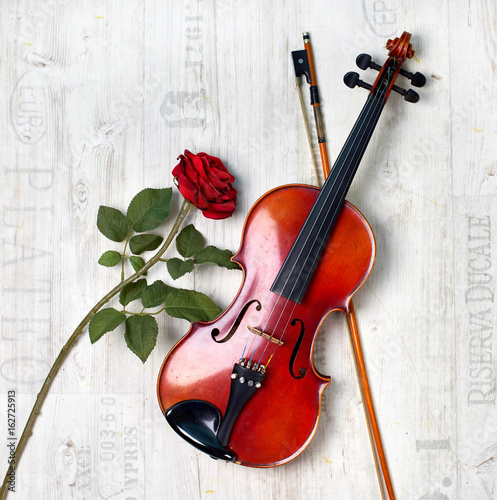 Zdjęcie XXL antyczne skrzypce i czerwona róża
