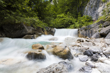  Wasserfall in der Wolfsklamm bei Stans in Tirol, Österreich