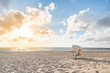 canvas print picture - Einzelner Strandkorb bei Sonnenuntergang