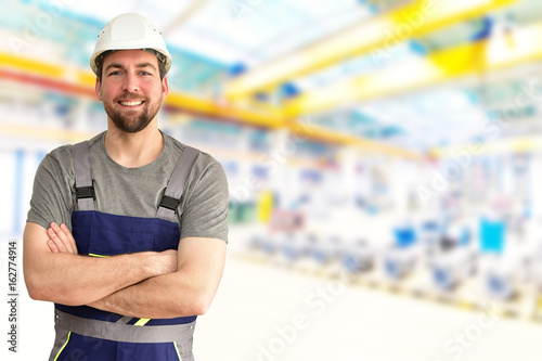 Fotografie, Obraz Monteur/ Arbeiter in einer Industriehalle