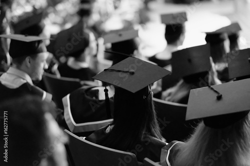 Fotografía Square academic caps of graduates sitting in the university hall at the presentation of diplomas