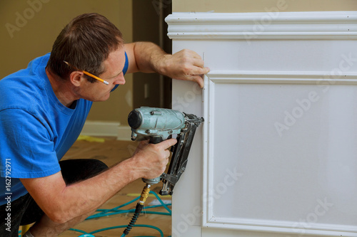 Cuadros en Lienzo handyman nailed up Picture Moulding wall in the new house