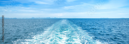Fotografía Waves behind the boat that was sailing on the sea.