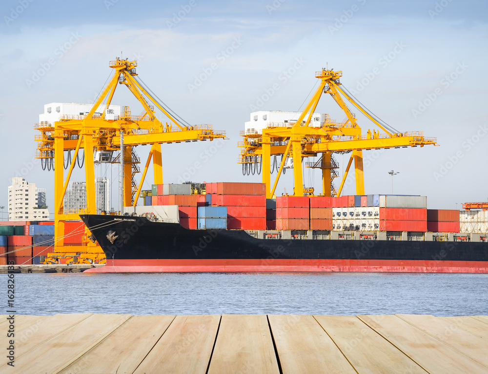 Gantry crane loading and unloading cargo container from cargo ship at ...