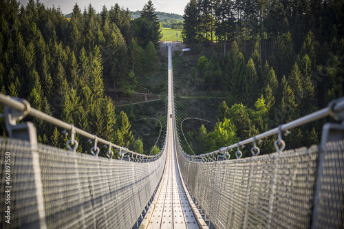 Naklejka most linowy  geierlay-widok-na-duzy-most-wiszacy
