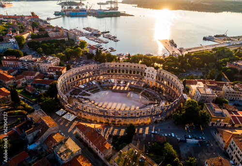 Cuadros en Lienzo Pula Arena at sunset - HDR aerial view taken by a professional drone