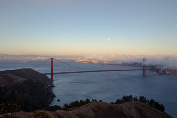 Poster - Vollmond über der Golden Gate Bridge in San Francisco, Kalifornien, USA.