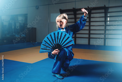 Fotografia Female wushu master with fan, martial arts