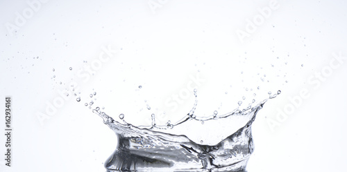 Fotografie, Obraz Salpicaduras y gotas de agua en movimiento