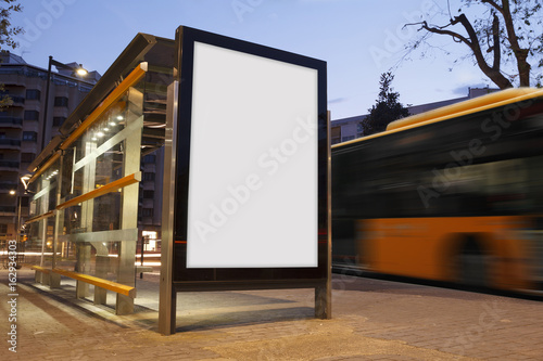 Plakat Pusta reklama na przystanku autobusowym