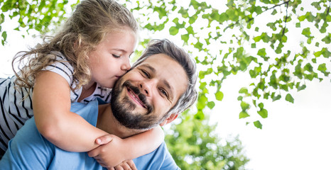 Tochter gibt Vater einen Kuss