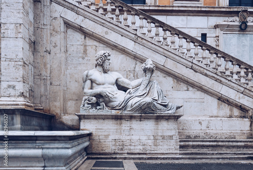 Obraz Dibond Widok z przodu Palazzo Senatorio (Pałac Senatorski) i Fontana della Dea Roma na Piazza del Campidoglio na szczycie Kapitolu w Rzymie, Włochy