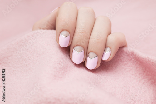 Fotografía Beautiful female hand with light purple nail design