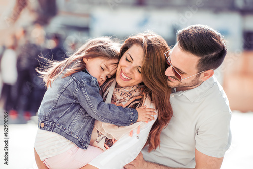Zdjęcie XXL Piękna szczęśliwa rodzina ma zabawę w mieście.