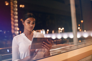 Poster - Businesswoman inside the airport lounge using digital tablet