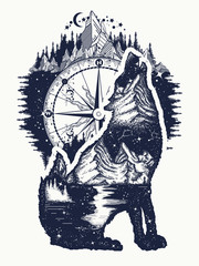 Naklejka na meble Tatuaże z podwójną ekspozycją wilka i gór. Symbol turystyki, podróży, przygody, na wolnym powietrzu. Wilk wyje projekt tatuażu, kompasu górskiego i koszulki na nocnym niebie