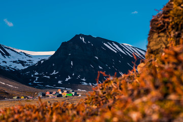 Wallpaper norway landscape nature of the mountains of Spitsbergen Longyearbyen Svalbard building city on a polar day with arctic summer in the sunset 