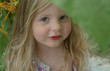 Kleines blondes Mädchen, helle Haut, blaue Augen, europäisch, lange Haare und Wellen, 3 - 4 Jahre alt, 