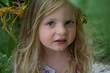 Kleines blondes Mädchen, helle Haut, blaue Augen, Portrait, 3-7 Jahre alt, lange Haare, Wellen,