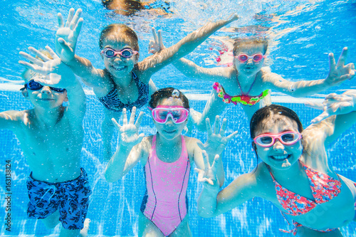 Plakaty Sporty Wodne   male-dzieci-plywanie-w-basenie-pod-woda