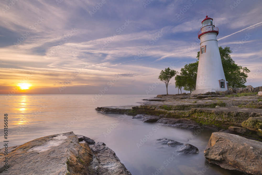 Marblehead Lighthouse on Lake Erie, USA at sunrise - obrazy, fototapety, plakaty 