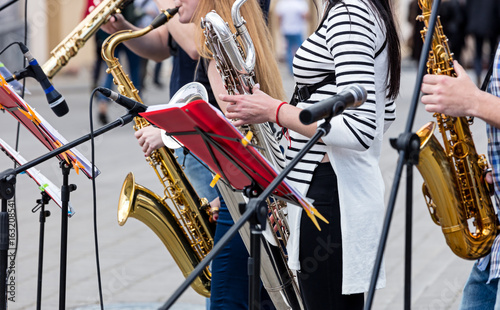 Zdjęcie XXL kwartet młodych muzyków grających na saksofonie podczas występów na świeżym powietrzu