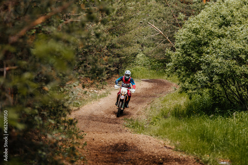 Dekoracja na wymiar  sportowiec-enduro-na-przejazdzkach-rowerowych-w-lesie-trial-racing-motocross