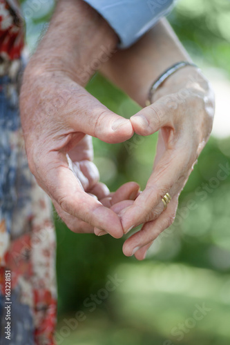 Fotografía Liebe im Alter symbolisiert durch alte Hände die ein Herz formen