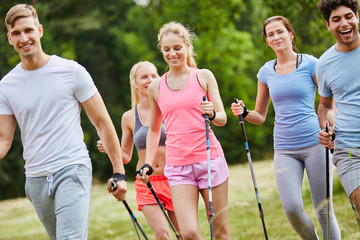 Aktive Freunde machen Nordic Walking