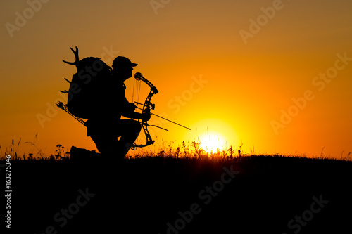 Silhouette of a bow hunter Tableau sur Toile