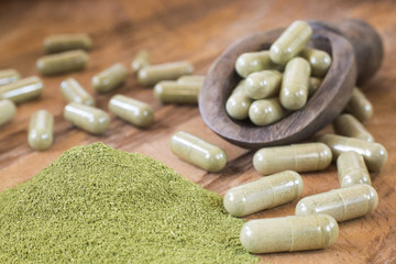 Canvas Print - Capsules with powder moringa (Moringa oleifera)